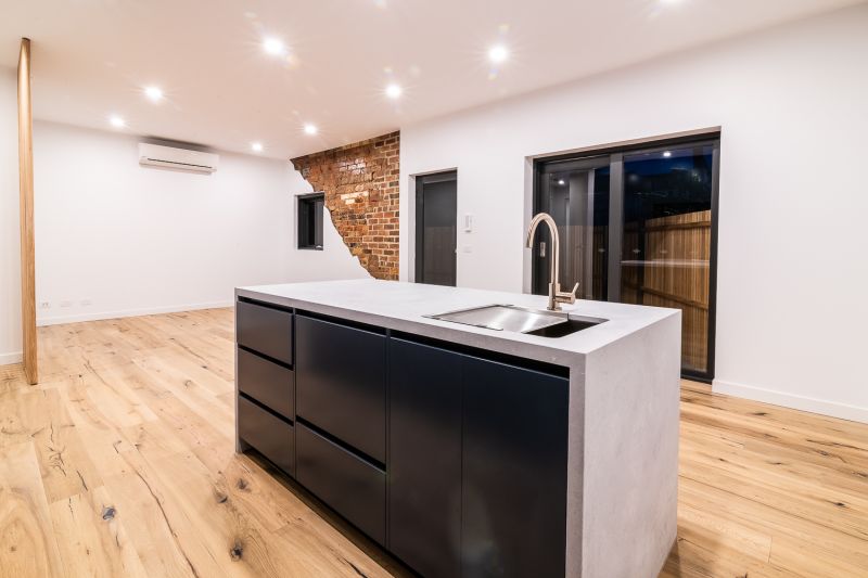 1/1 James Place, Elwood - Thumbnail 2