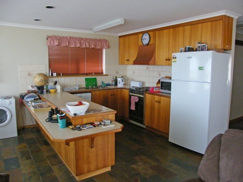 74 Sea Parade PORT MACDONNELL SA, Port Macdonnell - Thumbnail 4