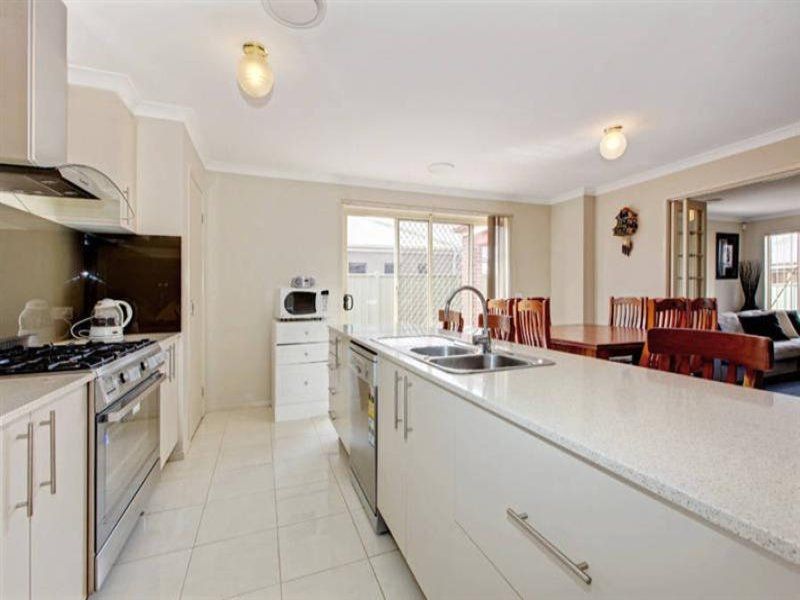 46 Dahlia Drive, Caroline Springs - Thumbnail 3