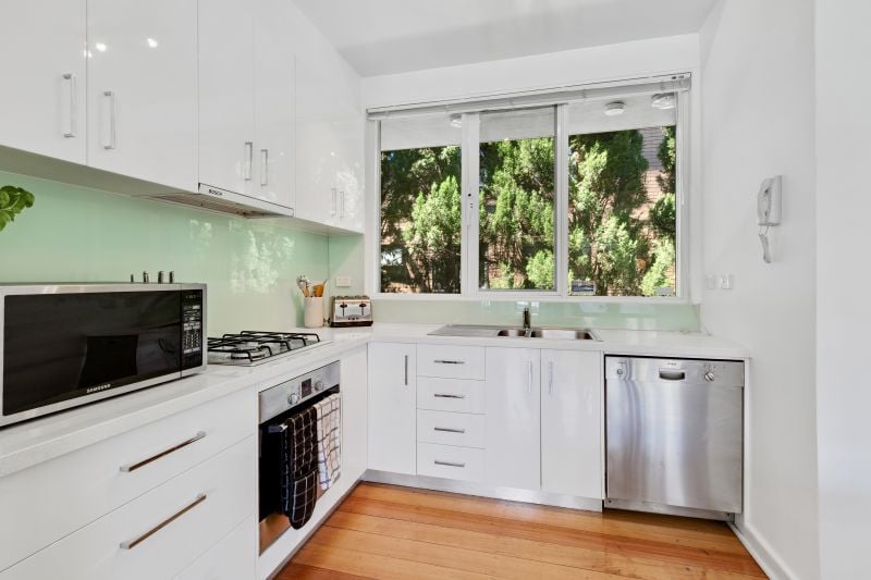 8/209 Brighton Road, Elwood