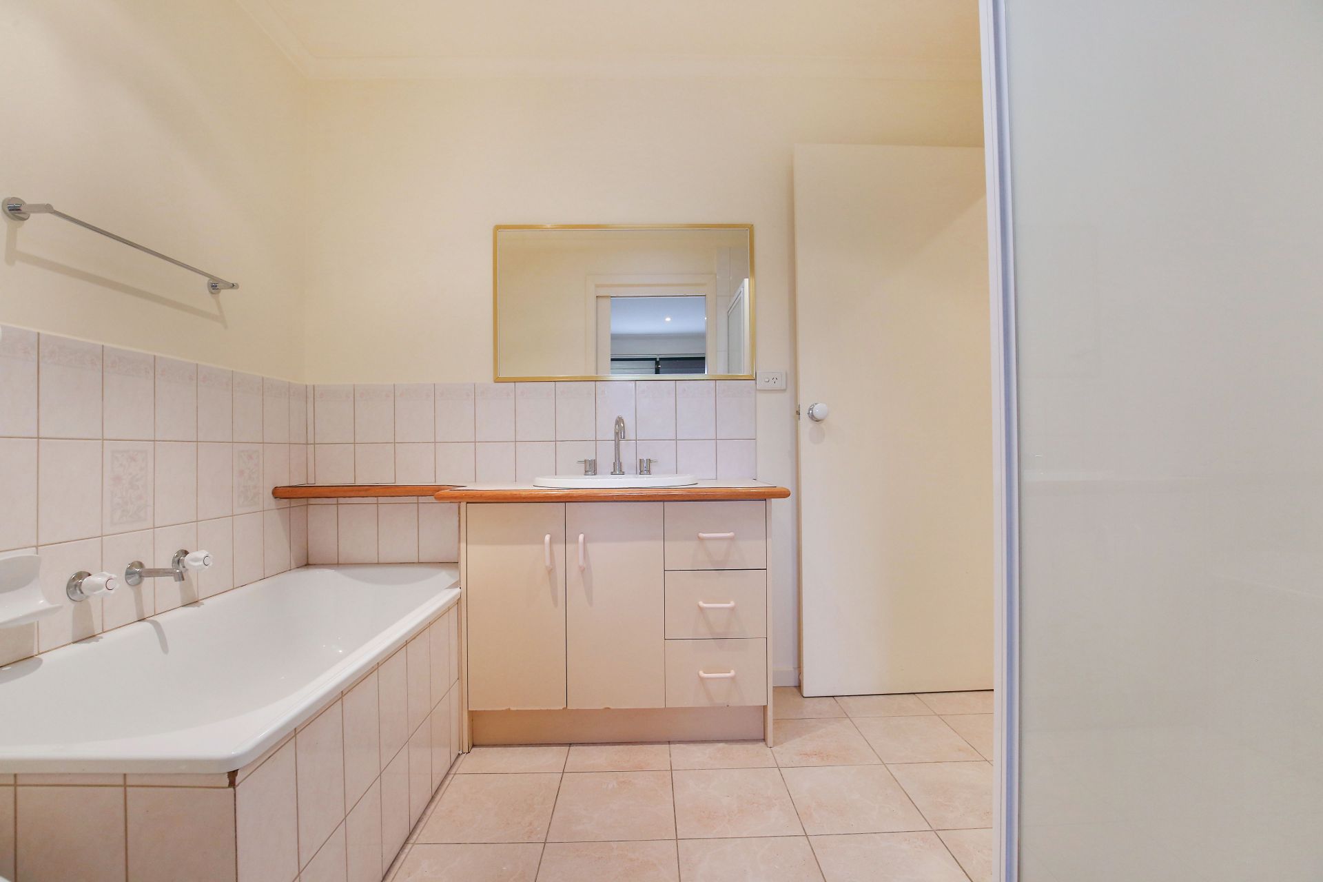 GREAT HOME UNIT & LUXURY LOCATION