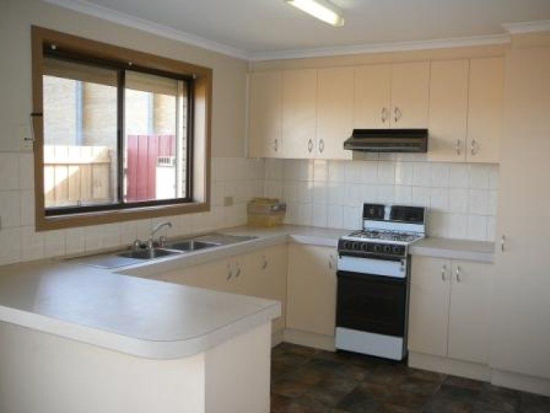 2/8 Crellin Avenue, Altona Meadows - Thumbnail 3