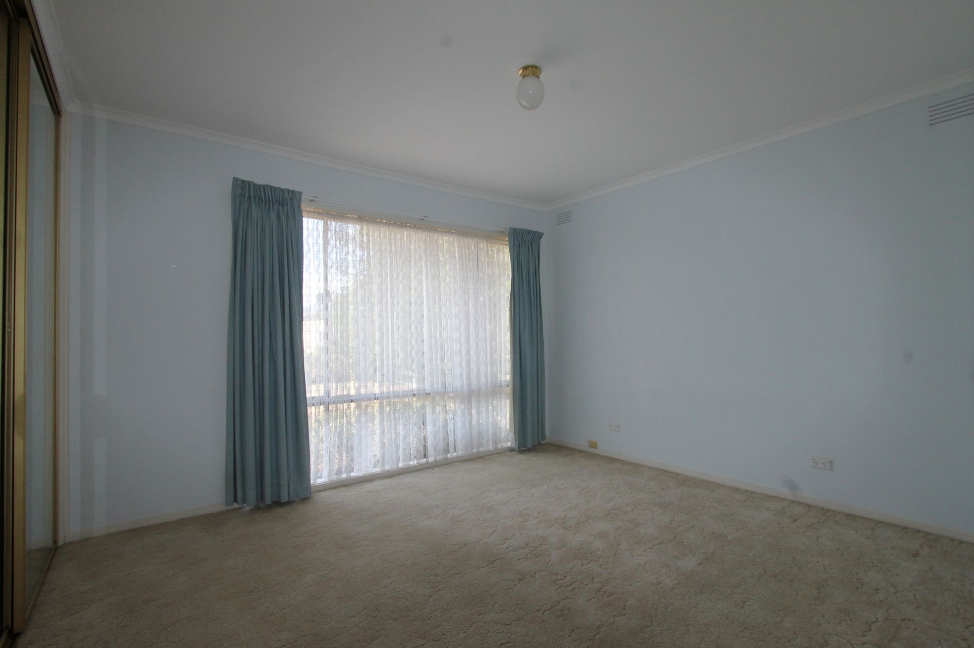FAMILY HOME AND PERFECT LOCATION!!