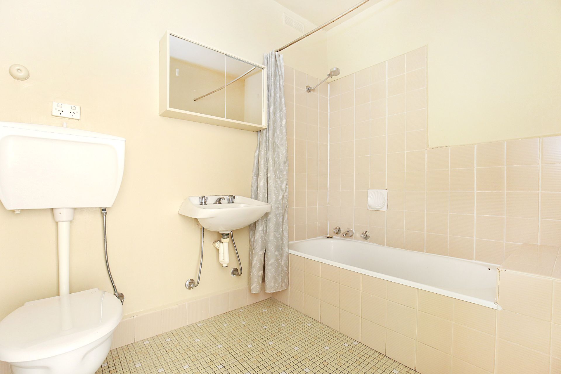 Spacious Two Bedroom Apartment In Idyllic Location!