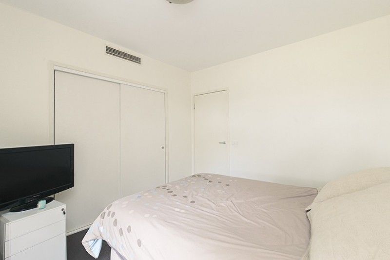 2/15 Liardet Street, Port Melbourne - Thumbnail 8