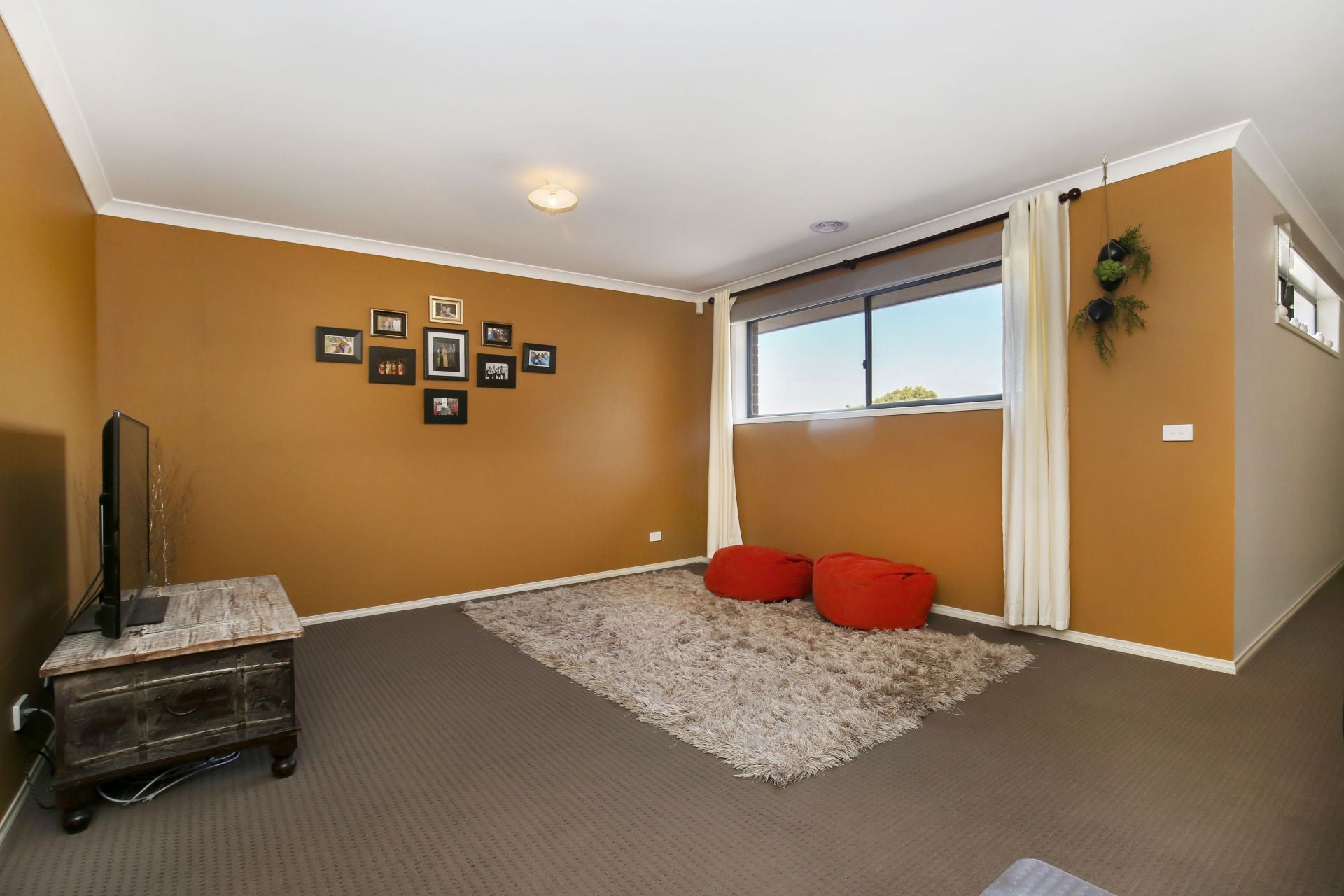 LUXURY LIVING !!!  ***GARDENER INCLUDED***