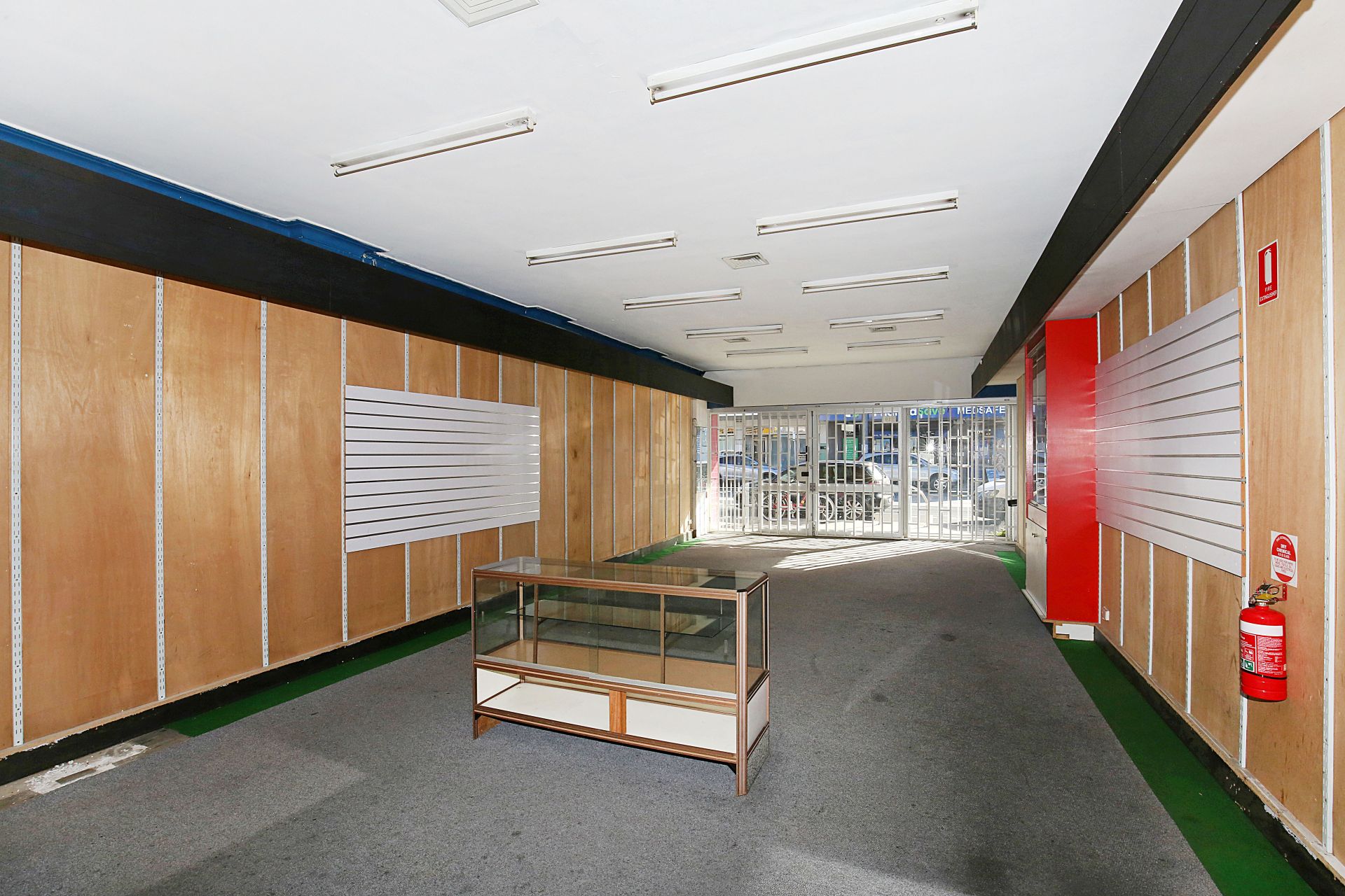 RETAIL SHOP/OFFICE IN BUSY SHOPPING STRIP  ***UNDER OFFER**