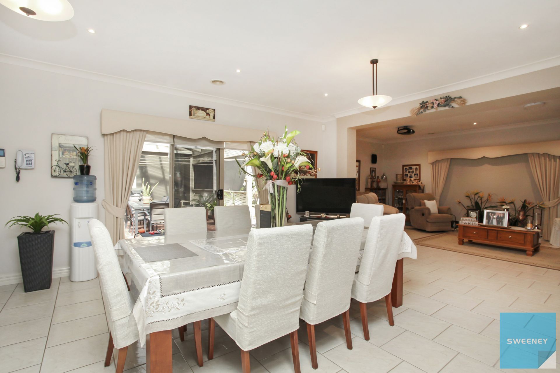 33 Cairn Curran Terrace, CAROLINE SPRINGS Sweeney Estate Agents