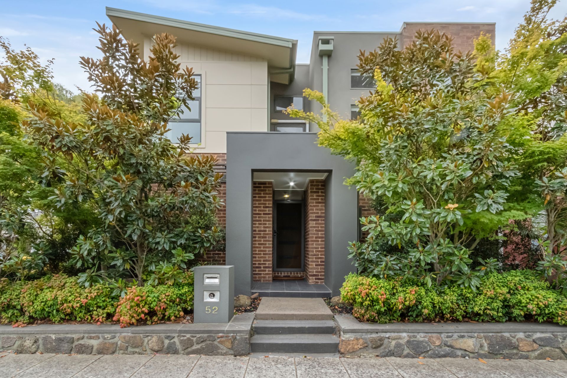 FLAWLESS DESIGN & SPACE IN THE DESIRED AURORA ESTATE