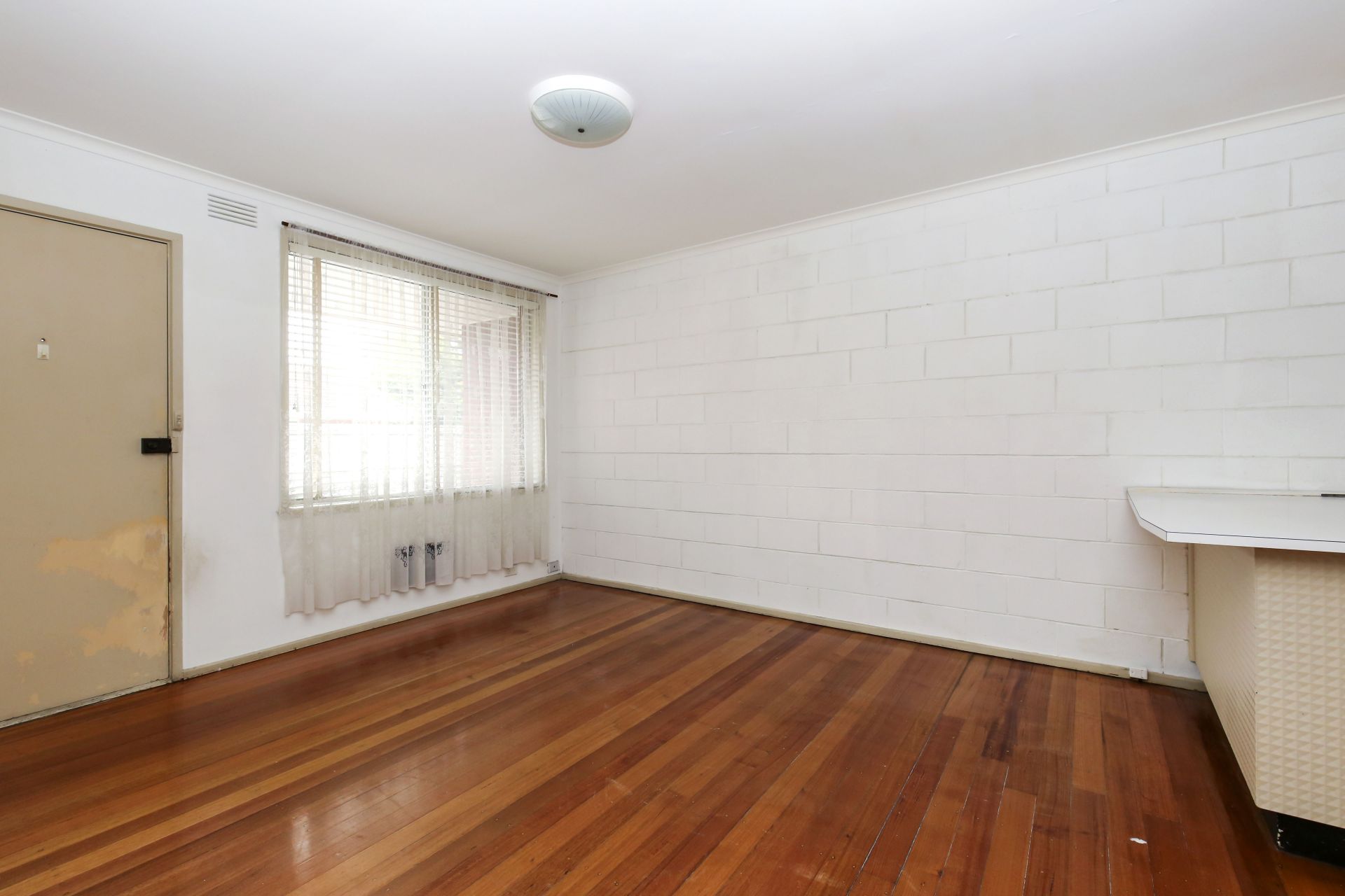 Affordable 2 Bedroom Unit with Courtyard and train station at your door step.