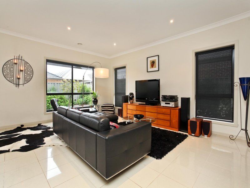 21 Viewbank Walk, Caroline Springs - Thumbnail 5