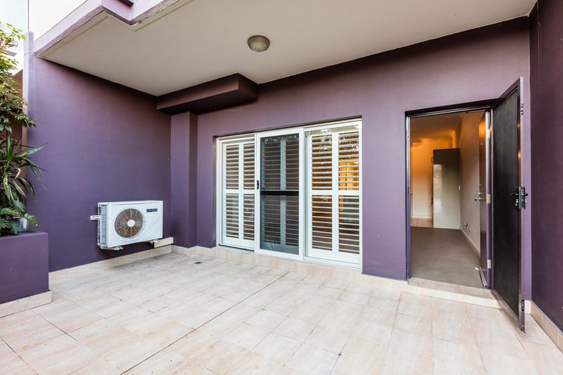 Warehouse Apartment with Courtyard
