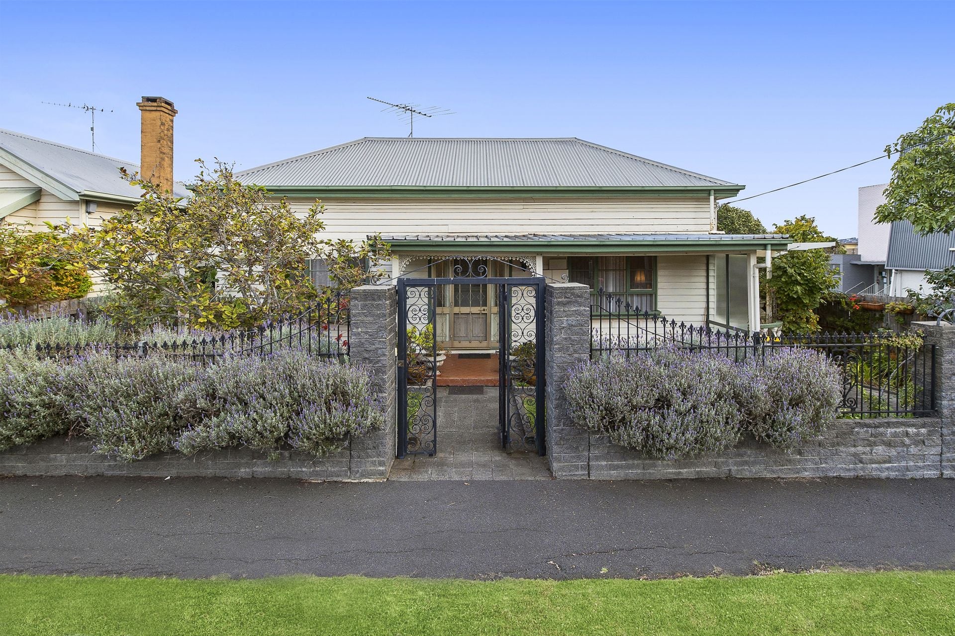 12 Little Myers Street, Geelong - Thumbnail 2
