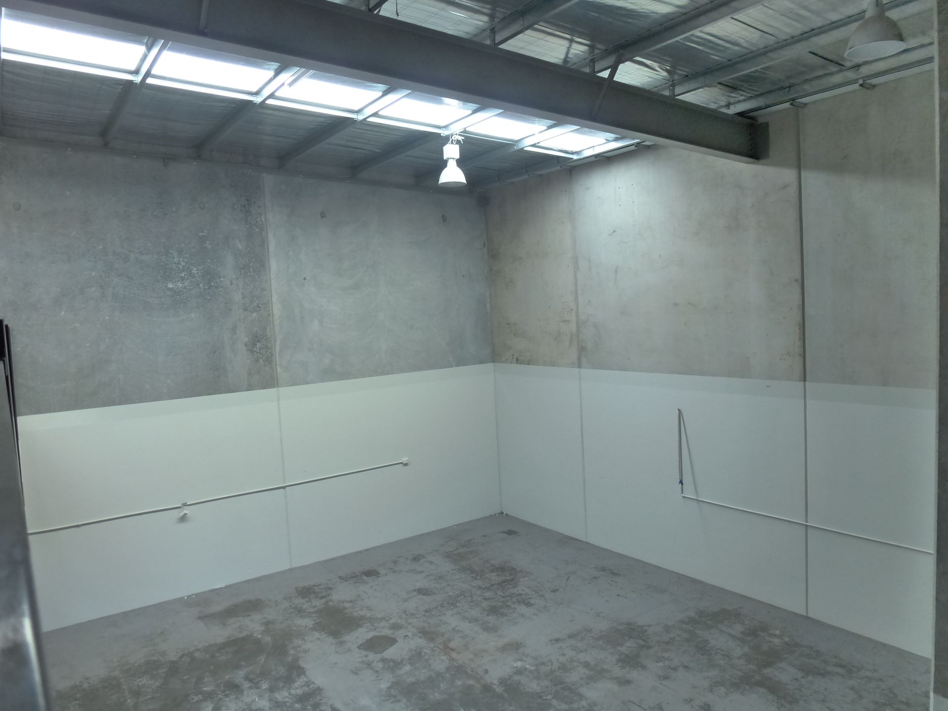 FACTORY/WAREHOUSE WITH OFFICE IN PRIME LOCATION!