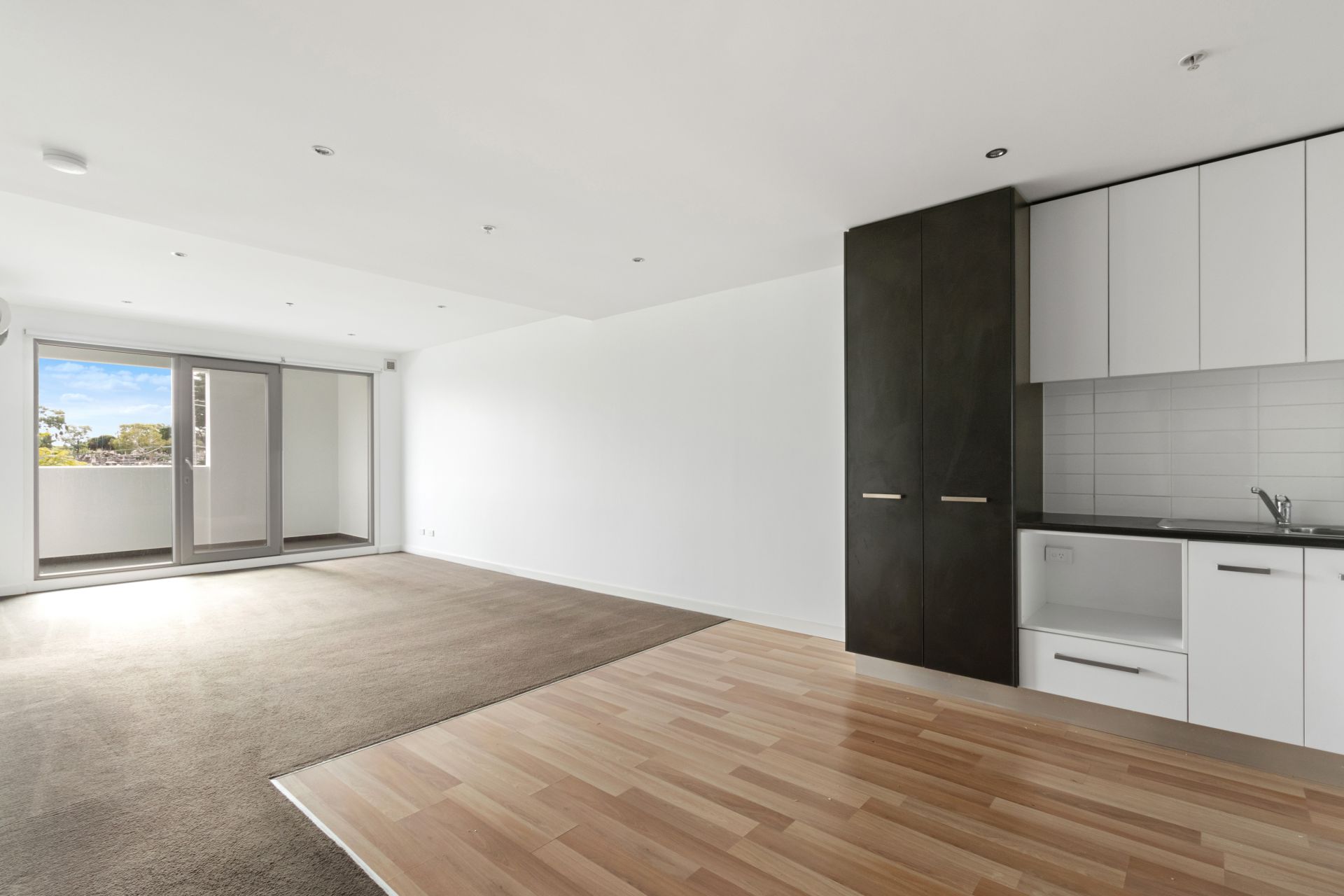 HUGE APARTMENT WITH CITY VIEWS