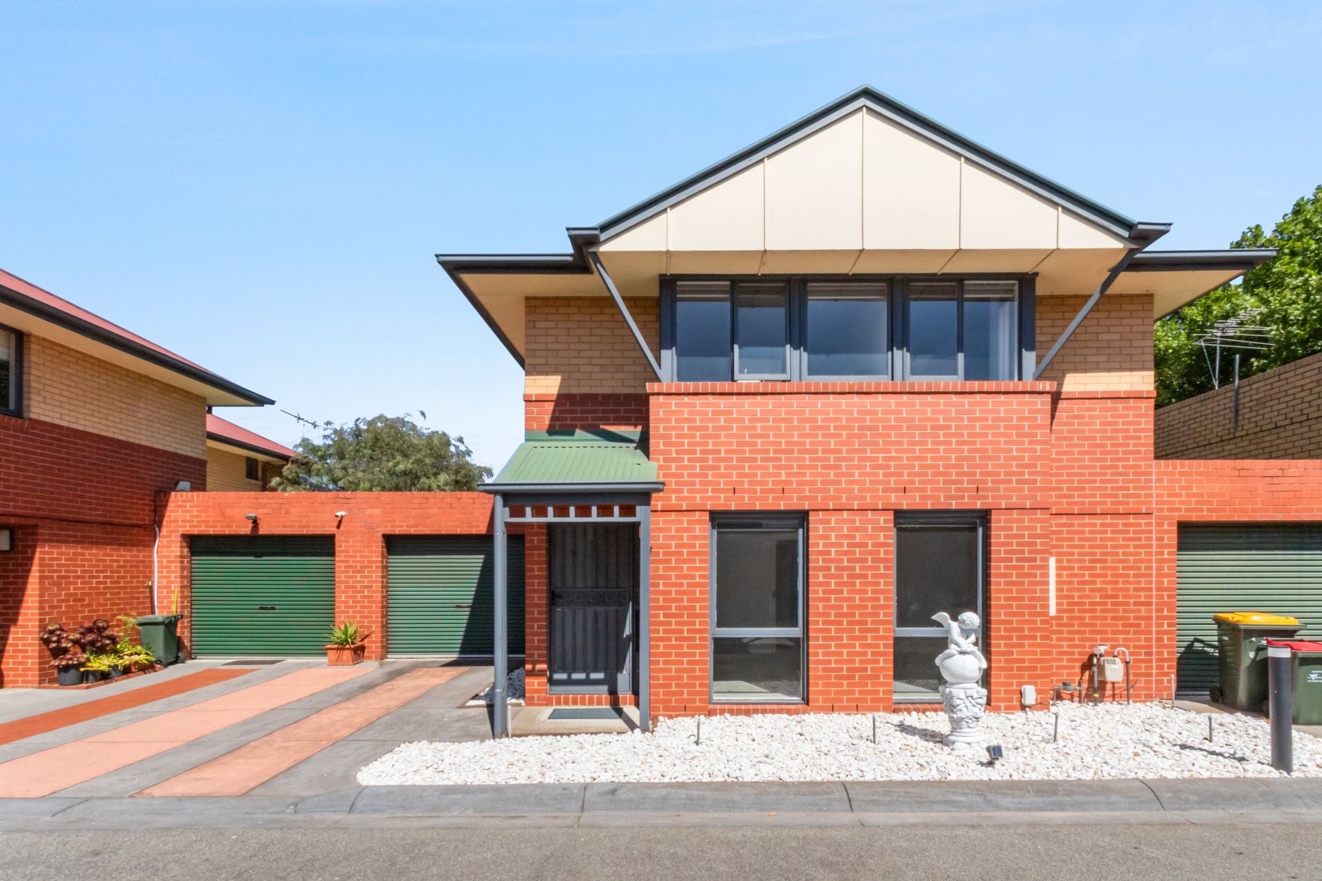 Amazing Thornbury Location!