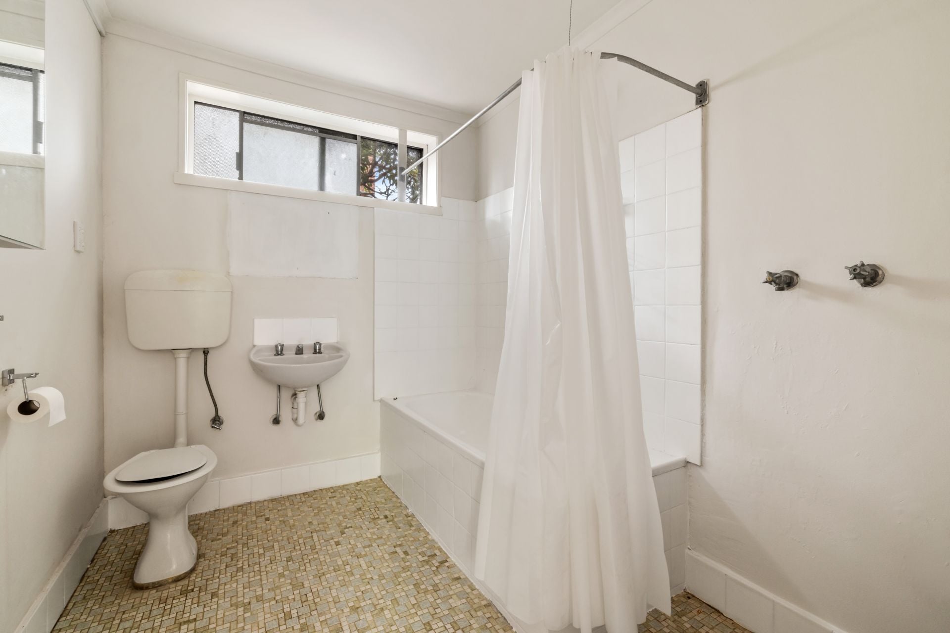 Ground Floor, 2 Bedroom Apartment on Pender Street