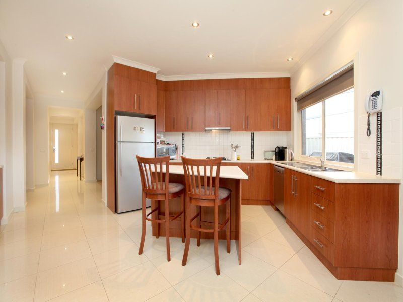 34 The Avenue, Caroline Springs - Thumbnail 3