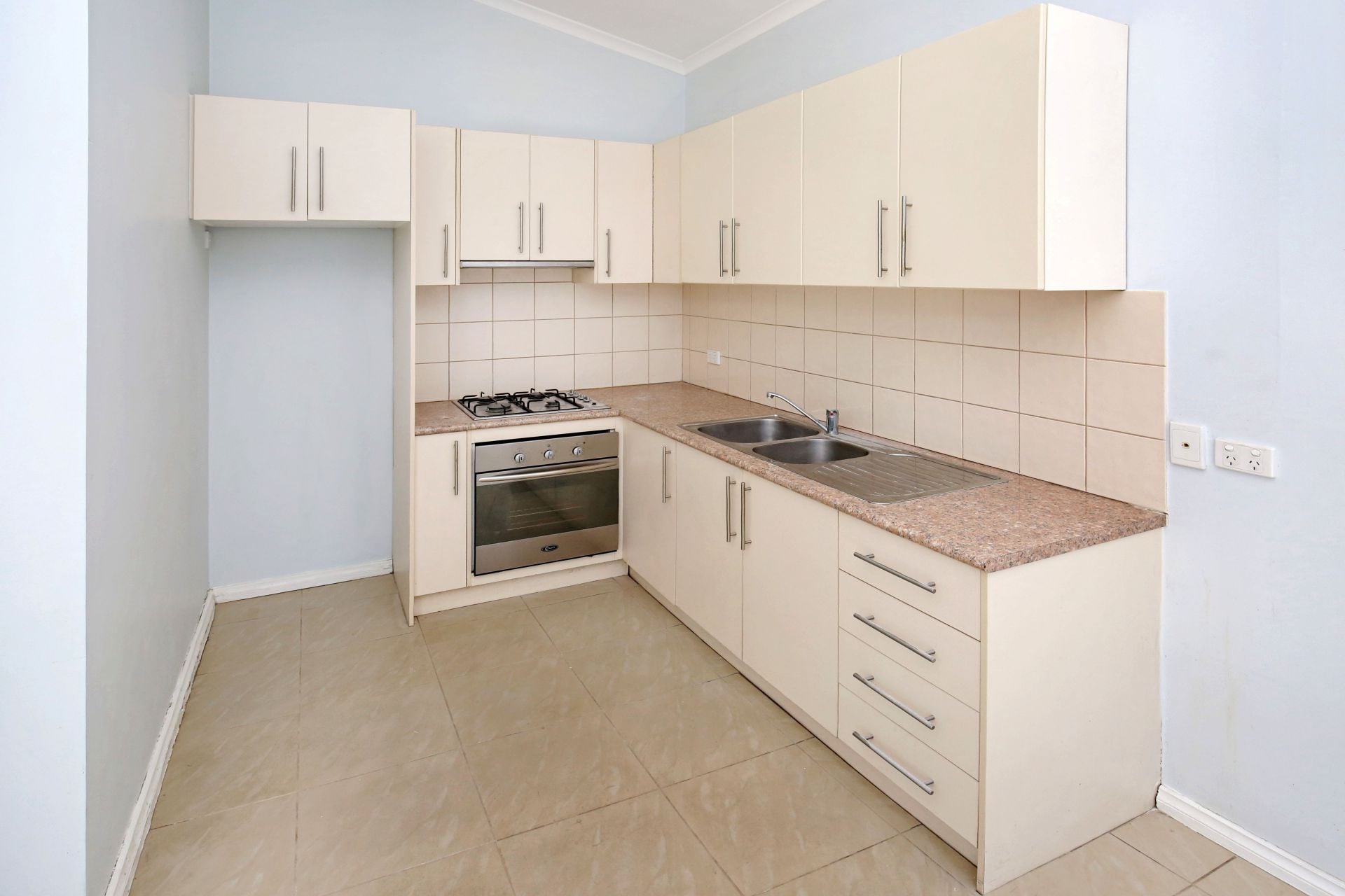 WALKING DISTANCE TO THOMASTOWN TRAIN STATION