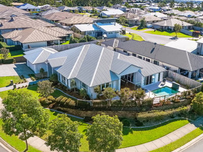437 SQM OF LUXURY LIVING ON THE LAKE