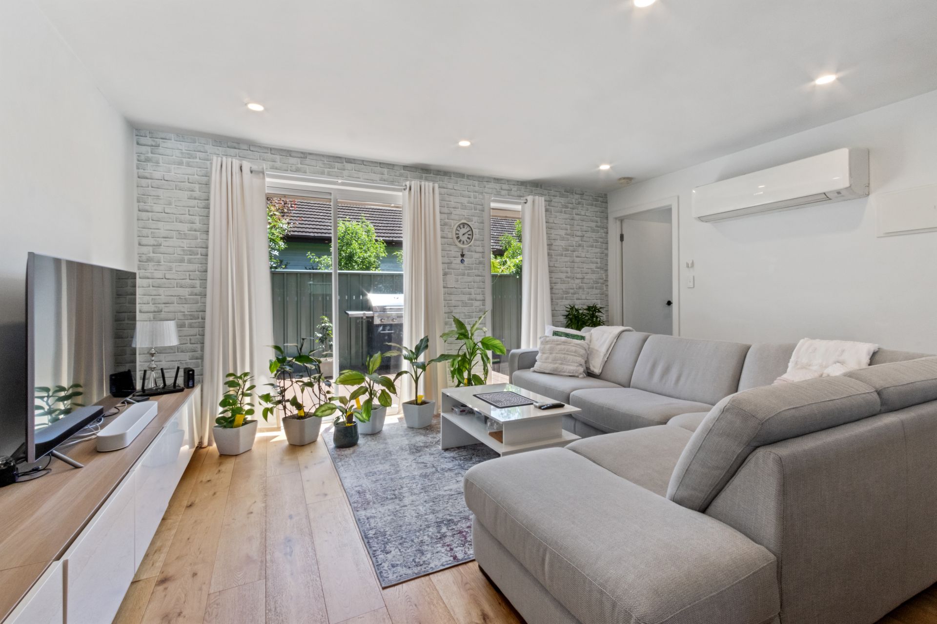 Stunning Unit in Ideal Location