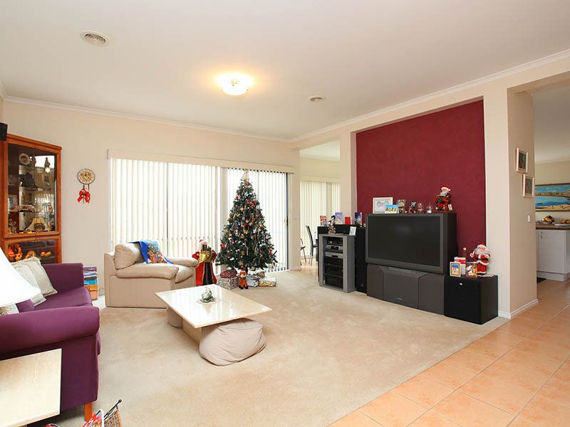 1 Finstall Close, Caroline Springs - Thumbnail 5