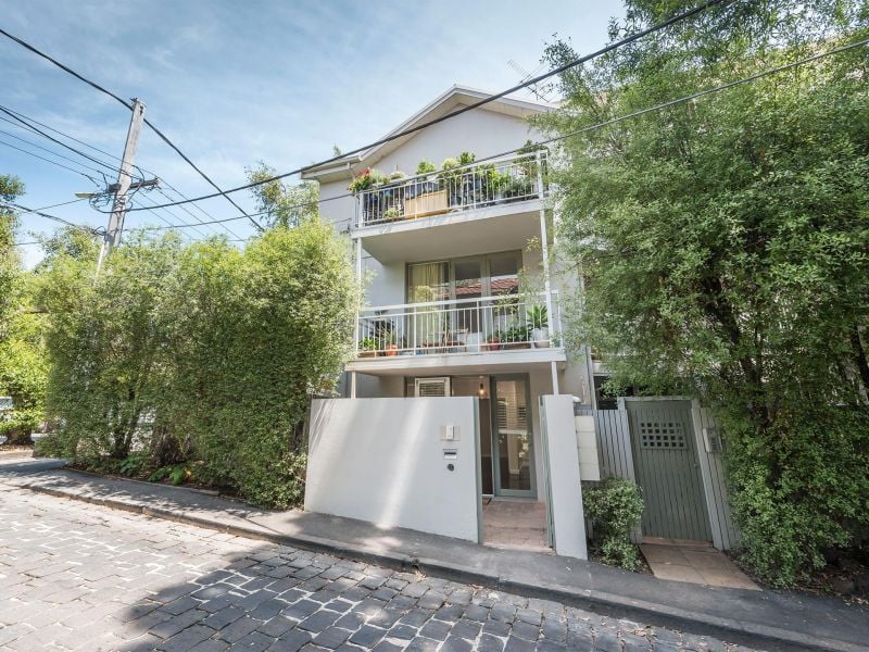 RENTER HAS THE FLU - INSPECTION CANCELLED FOR SATURDAY 12 JULY
COURTYARD,  ULTRA MODERN 1 BEDROOM WITH OSP -