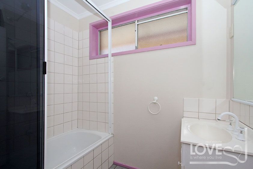Great Two Bedroom Unit with Courtyard!