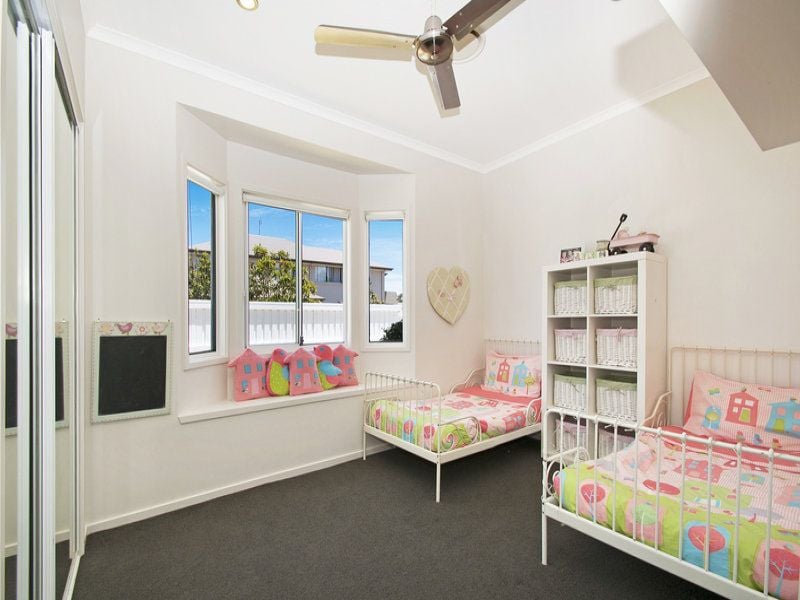 1 Nevis Court KAWANA ISLAND QLD, Kawana Island - Thumbnail 2