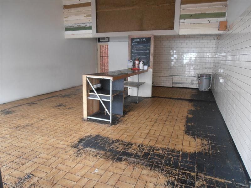 EXCELLENT RETAIL POSITION WITH DWELLING