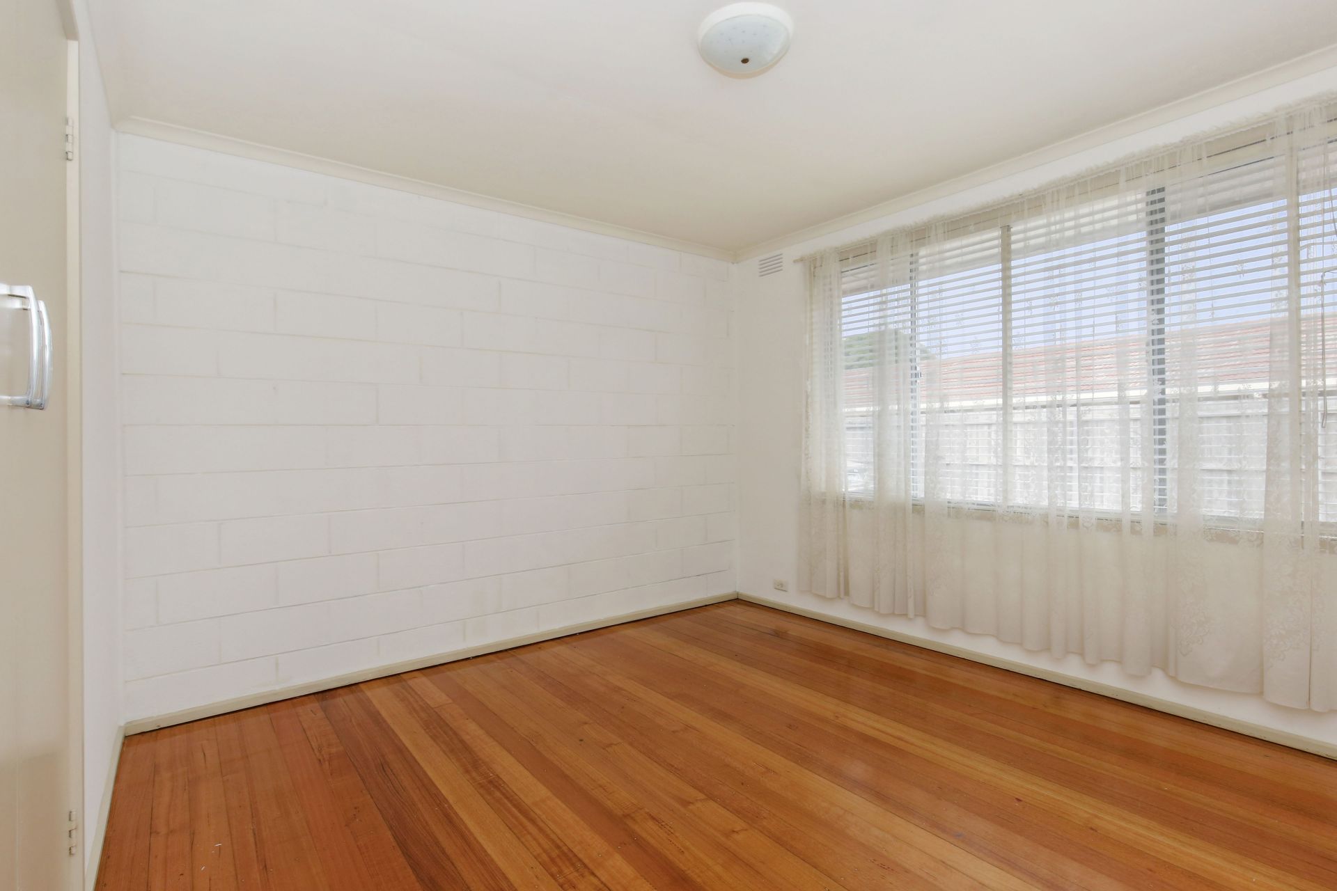Affordable 2 Bedroom Unit with Courtyard and train station at your door step.