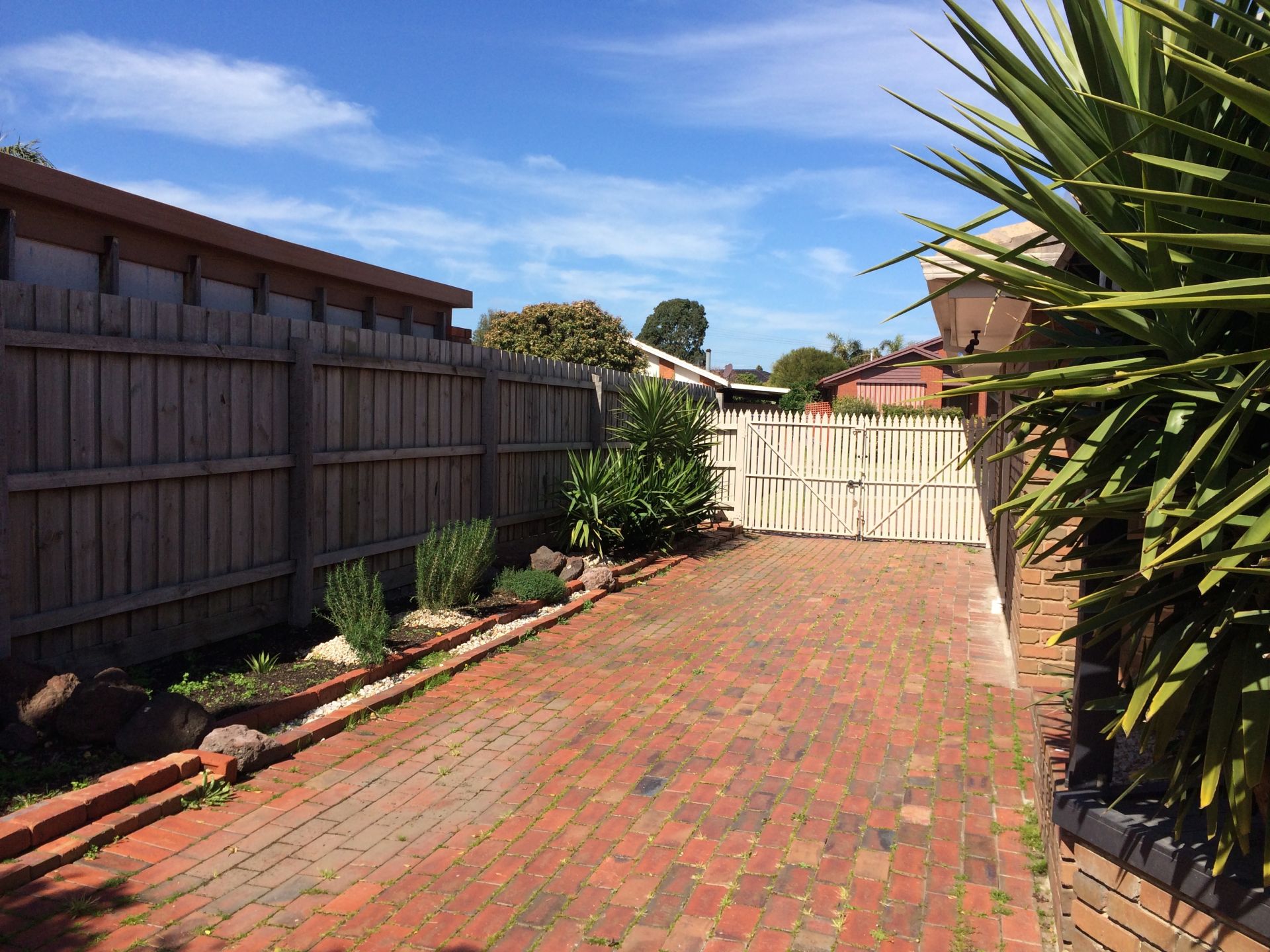 FANTASTICALLY LOCATED FAMILY HOME !!!
