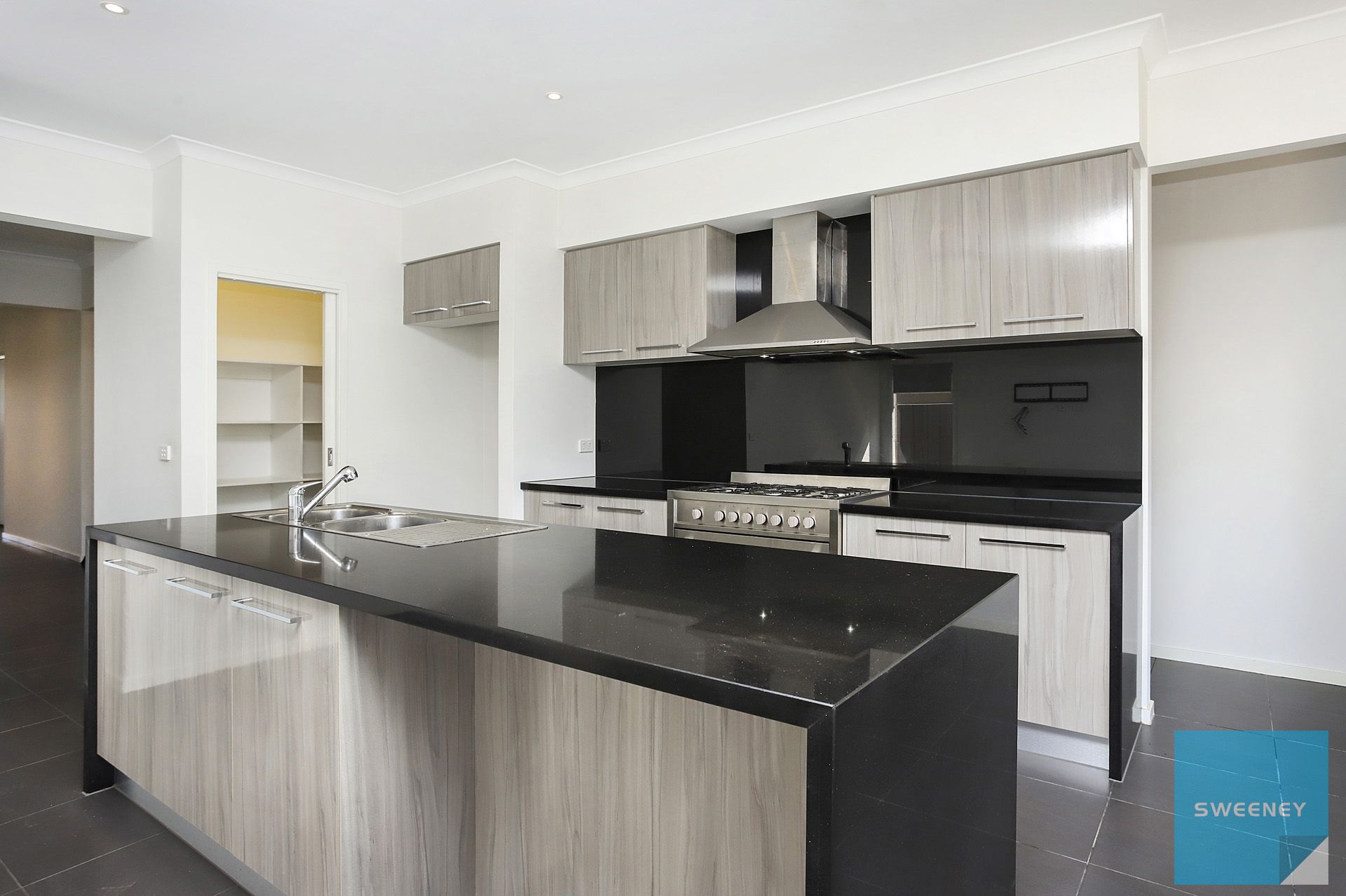 14 Luxor Drive, Fraser Rise - Thumbnail 6