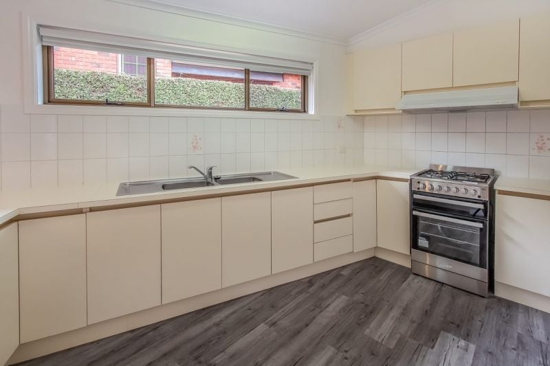 2/2 Lane Crescent, Reservoir