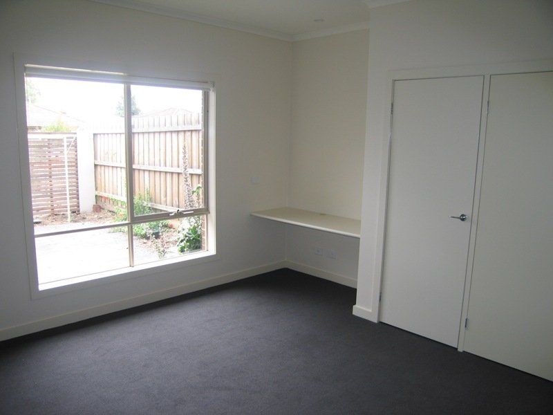 DELIGHTFUL 1 BEDROOM + STUDY!