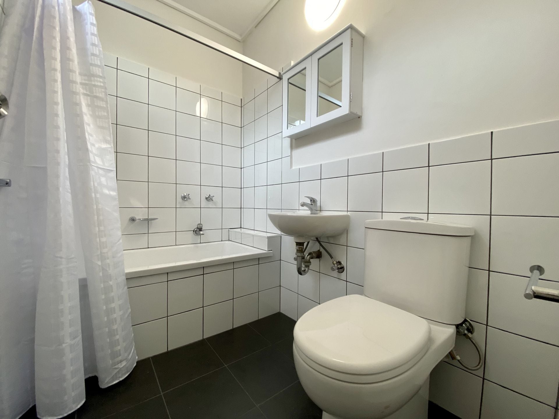 Refurbished 1 Bedroom Unit!!!