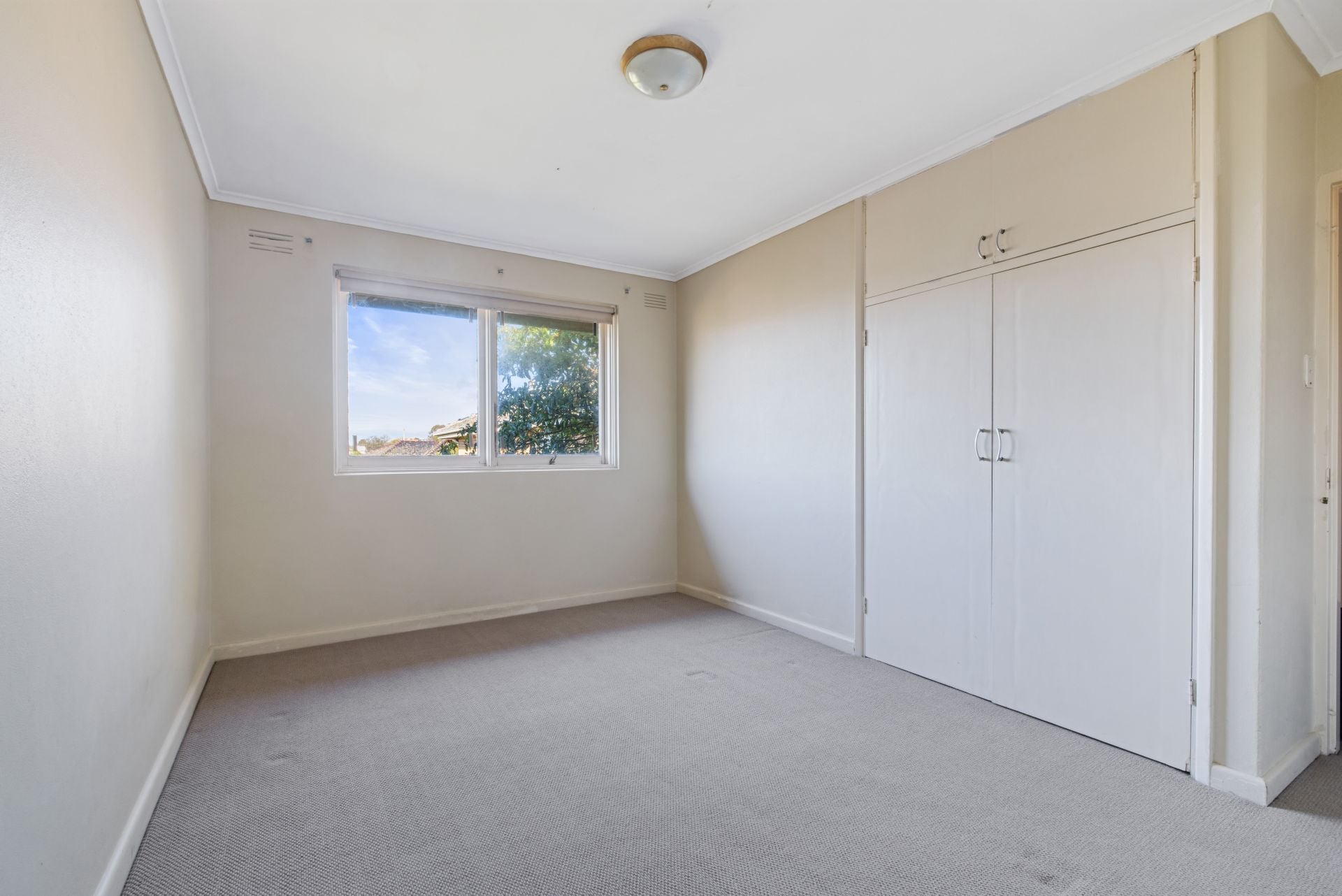 2 Bedroom Apartment In Sought After Suburb