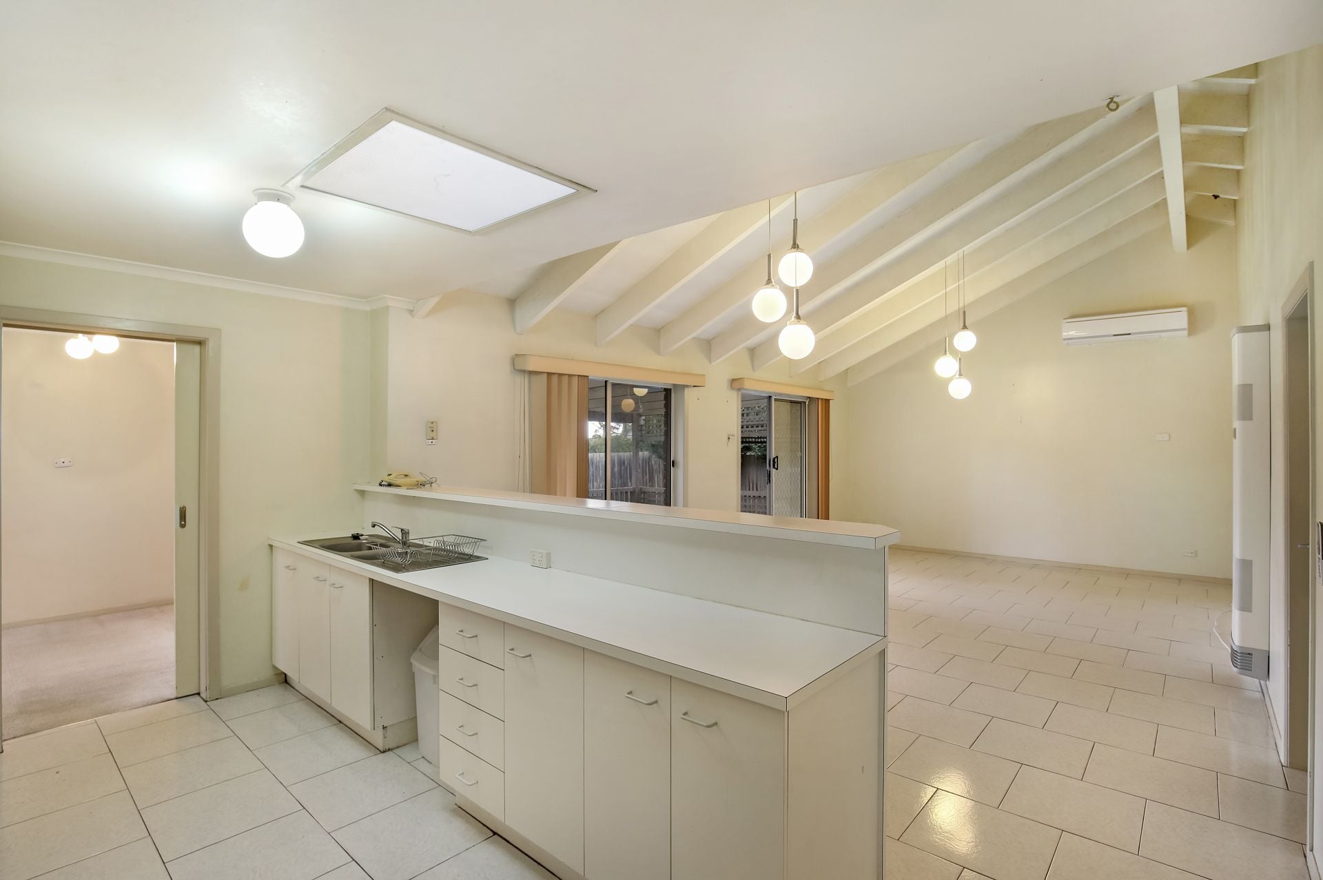 QUIET COURT LOCATION AND CLOSE TO ALL AMENITIES!