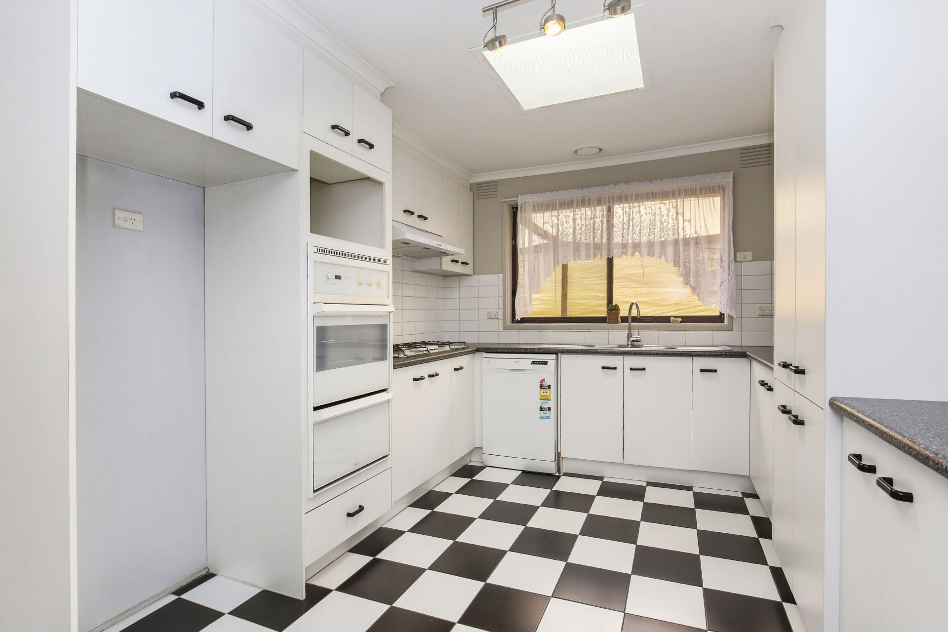 BRIGHT & LOVELY 3 BEDROOM HOME