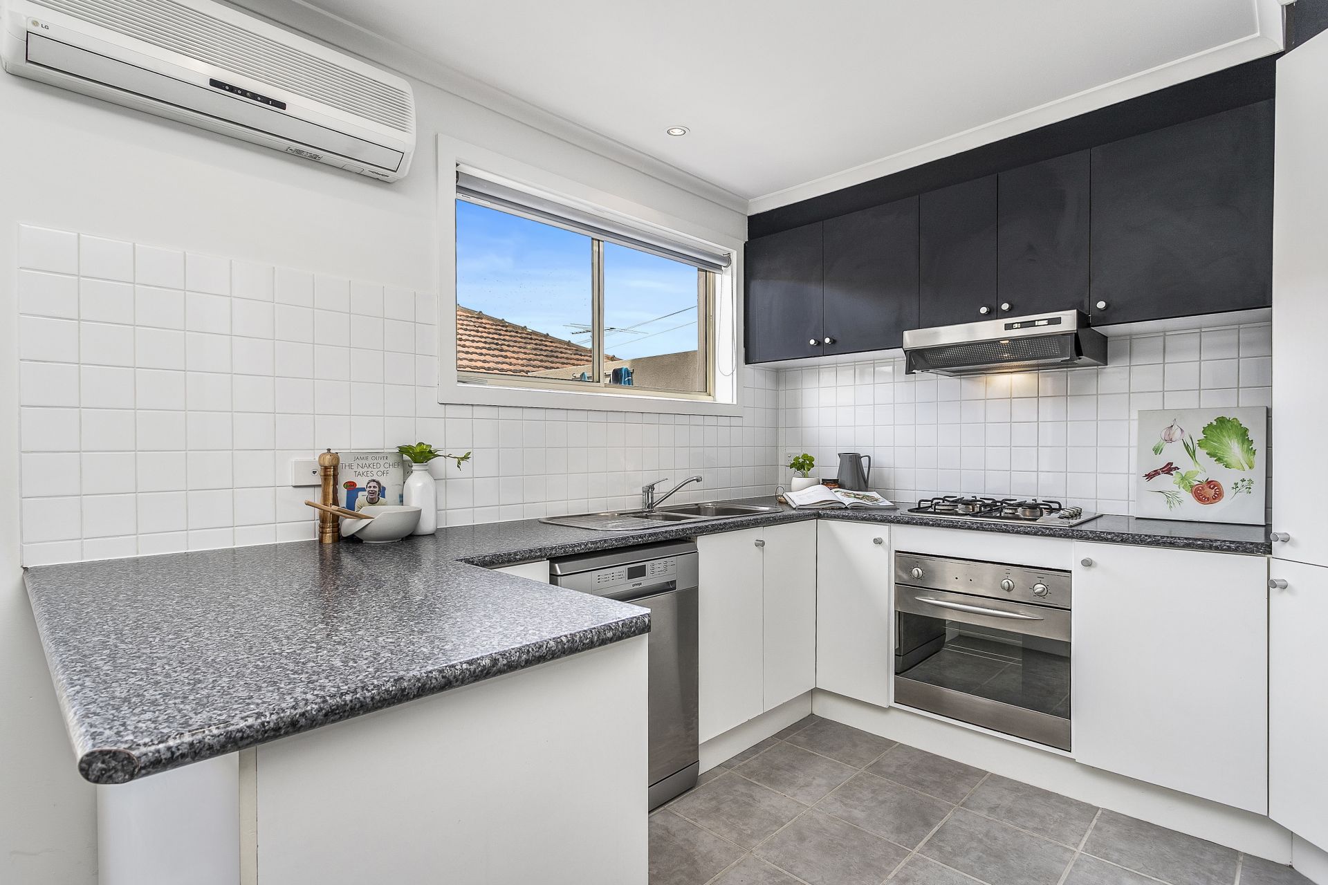 2/102 Cross Street, West Footscray - Thumbnail 4