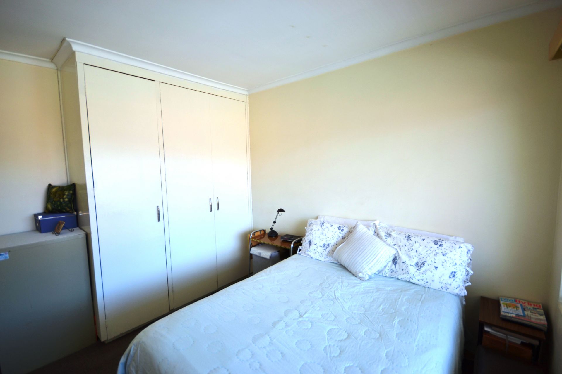 SPACIOUS FIRST FLOOR APARTMENT - LOADS OF SUNLIGHT!!