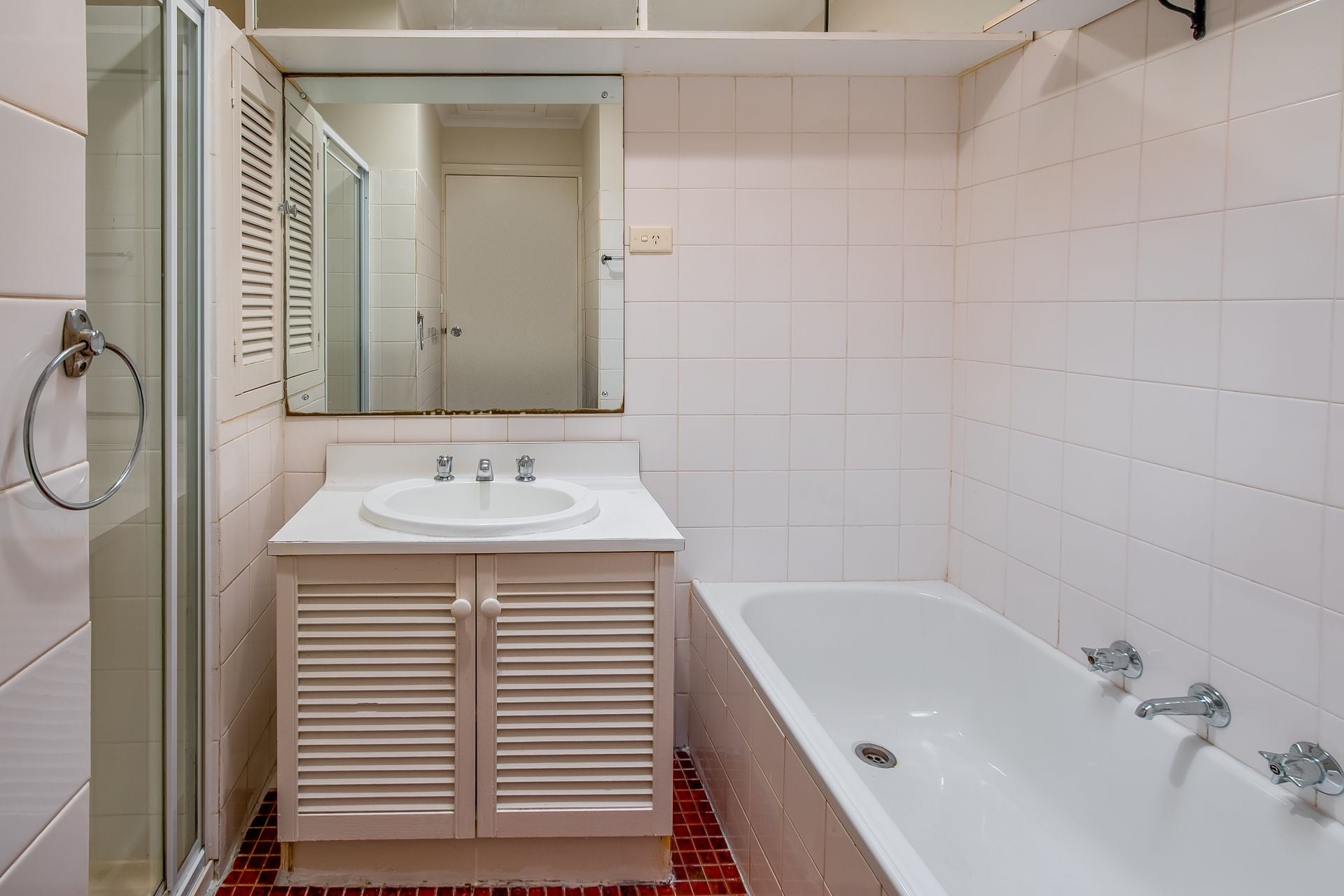 SPACIOUS UNIT IN THE HEART OF RESERVOIR!