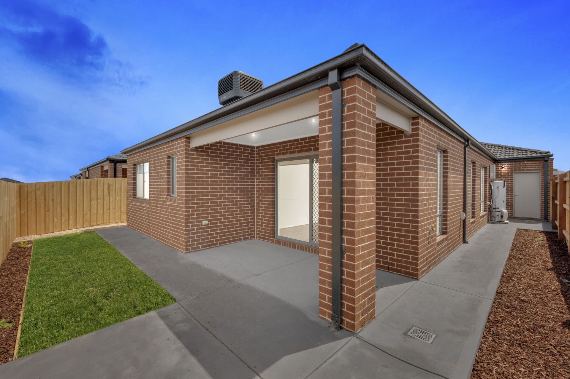 BRAND NEW A READY TO MOVE IN!
