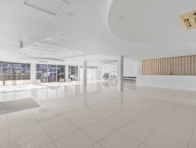 VERSATILE OFFICE/SHOWROOM/WAREHOUSE ON PROMINENT CORNER