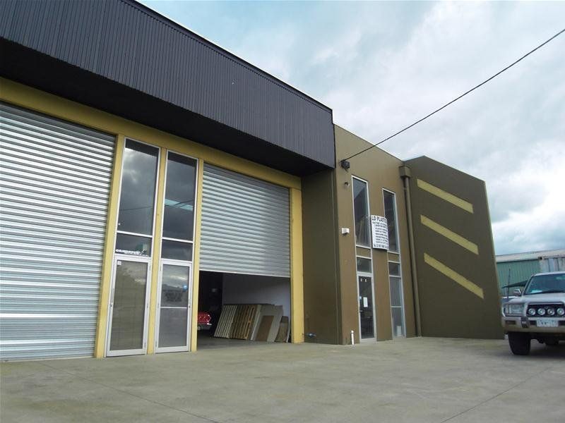 VERSATILE FACTORY/WAREHOUSE IN HANDY LOCATION