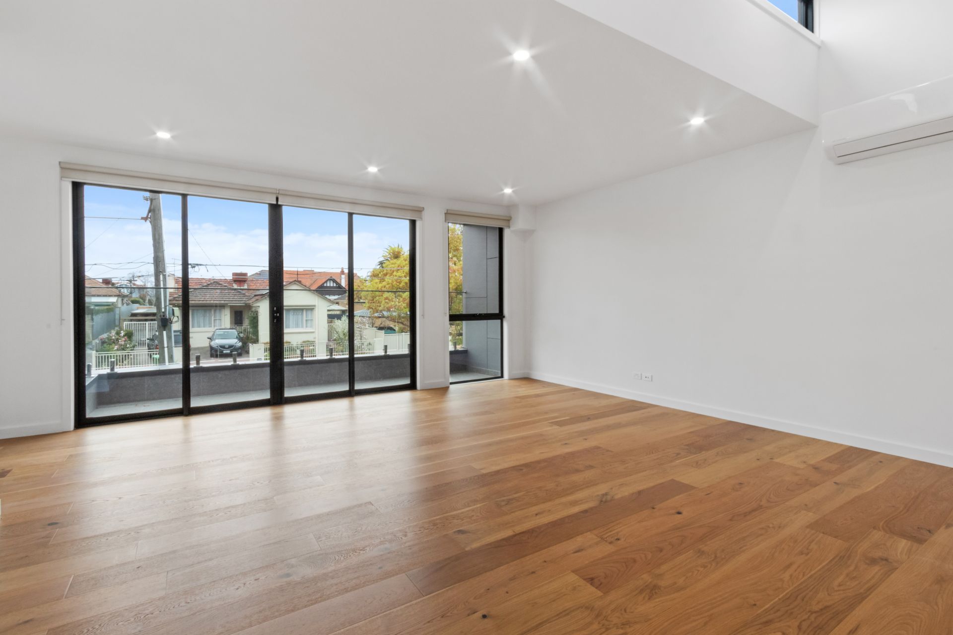 Near new, luxury townhouse!