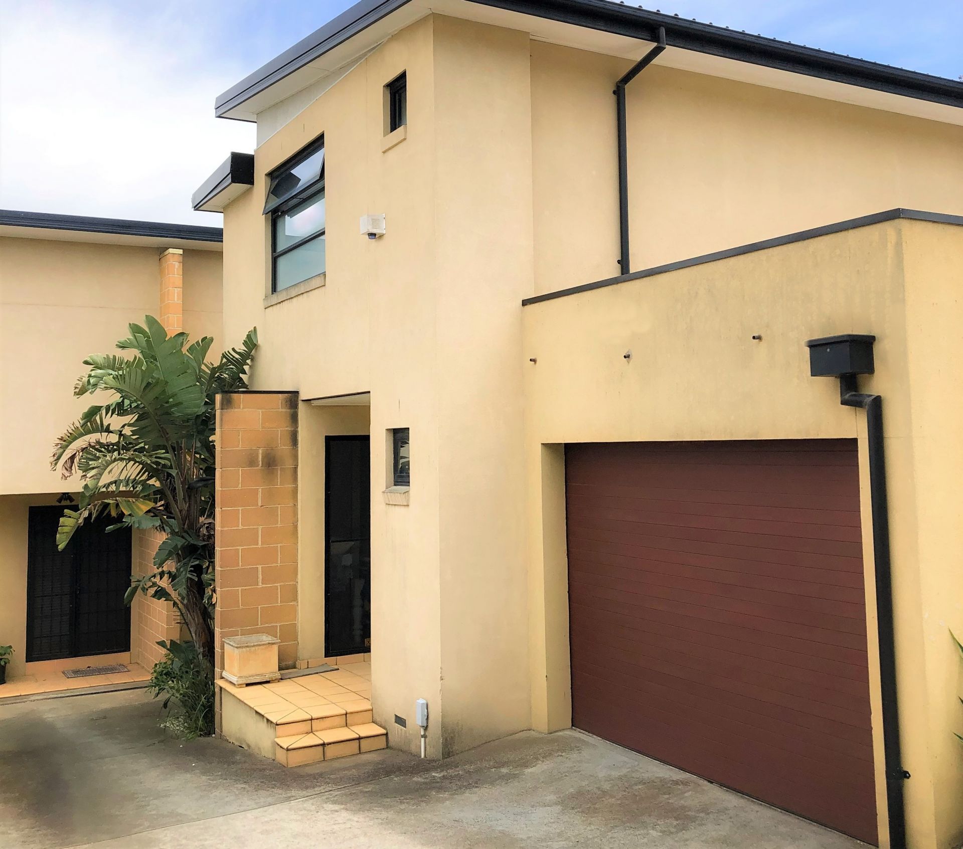 Spacious Contemporary Townhouse in Ivanhoe!