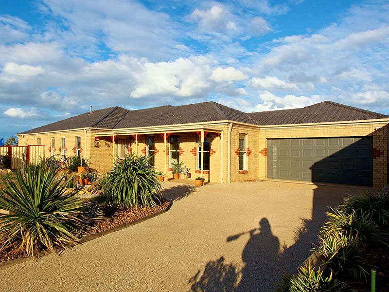 8 Osterley Close, Caroline Springs - Thumbnail 2