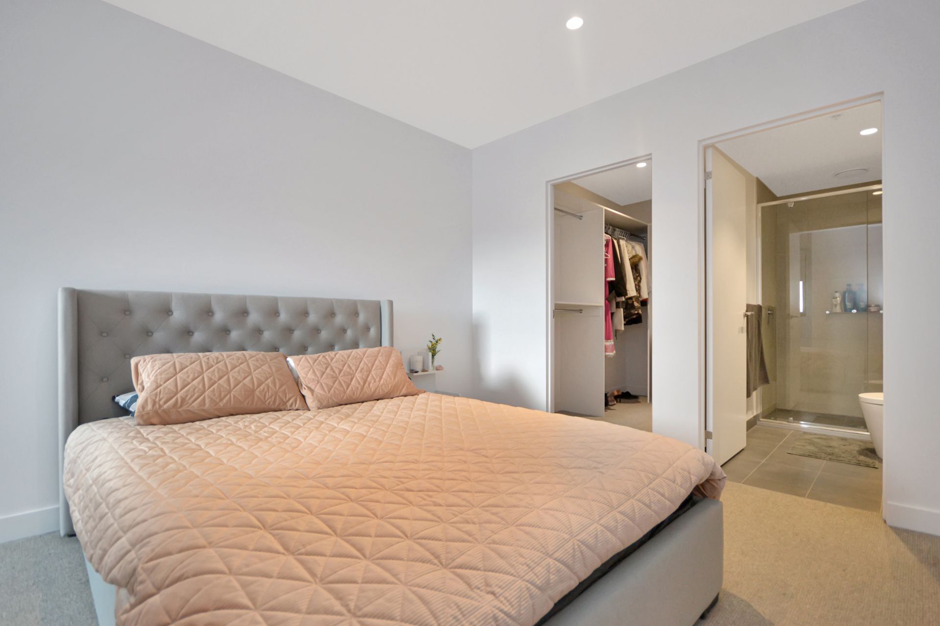 STYLISH APARTMENT LIVING IN A VIBRANT LIFESTYLE SETTING
AVAILABLE WITH OR WITHOUT FURNITURE