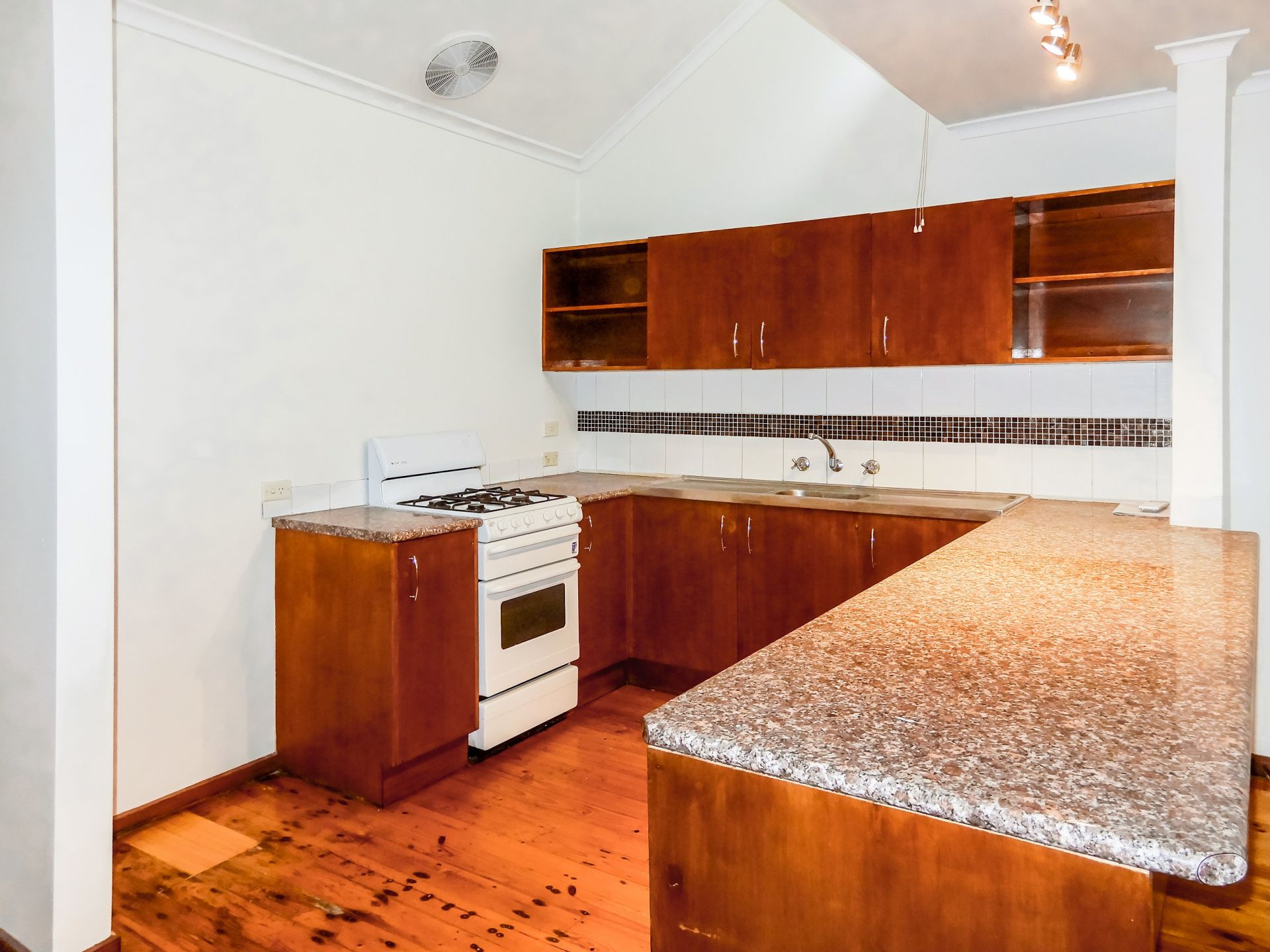 Light, Bright And Spacious Two Bedroom Cosy Unit!